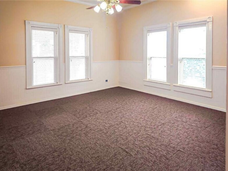 More Photos Of 1301 W Main St, Clarksville Office For Sale