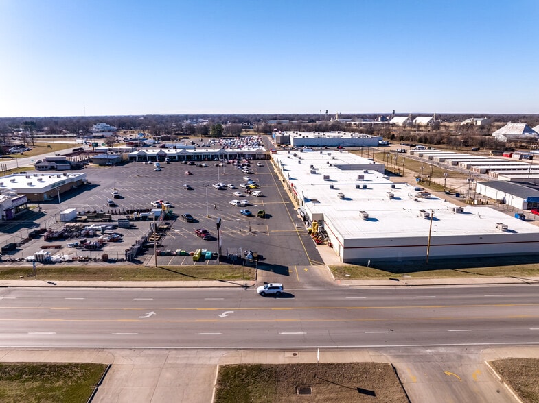 More Photos Of 1780 1st St, Kennett Unknown For Lease