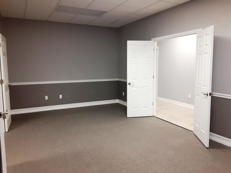 More Photos Of 4975-4977 Royal Gulf Cir, Fort Myers Medical For Lease