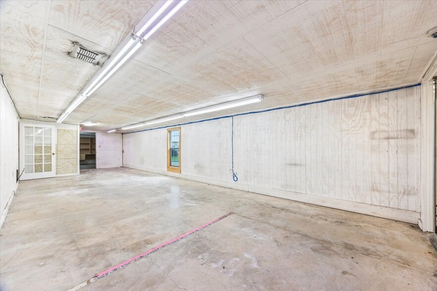 More Photos Of 918 10th St, Floresville Land For Lease