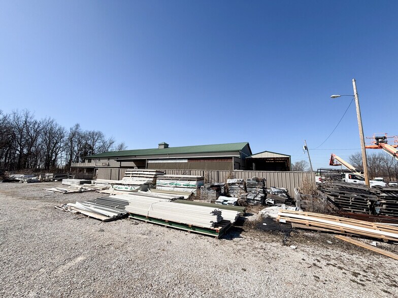 More Photos Of 2012 N Michael Ln, Nixa Warehouse For Sale