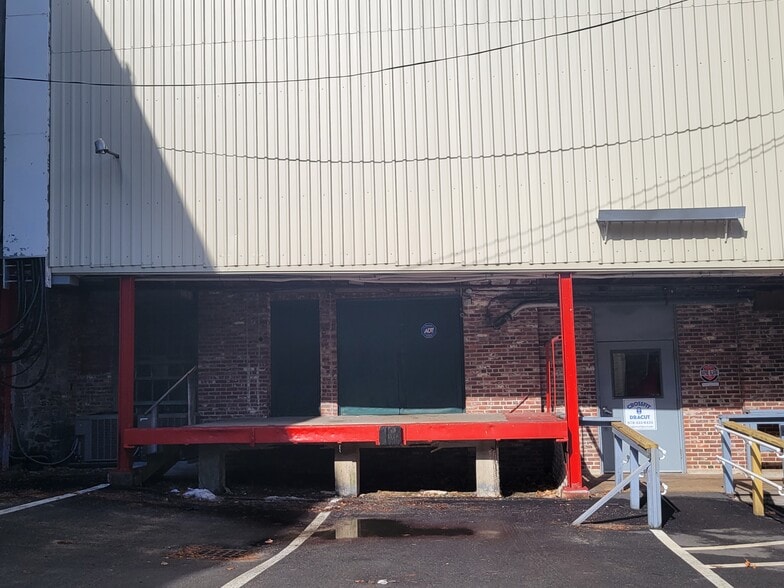 More Photos Of 100 Pleasant St, Dracut Self Storage For Lease