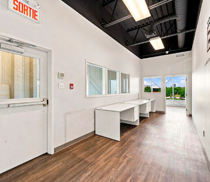 More Photos Of 218 Rue Robinson, Saint-eustache Flex For Lease