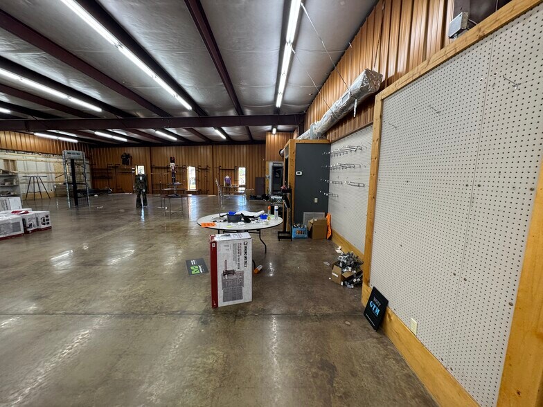 More Photos Of 990 N Daleville Ave, Daleville Warehouse For Sale