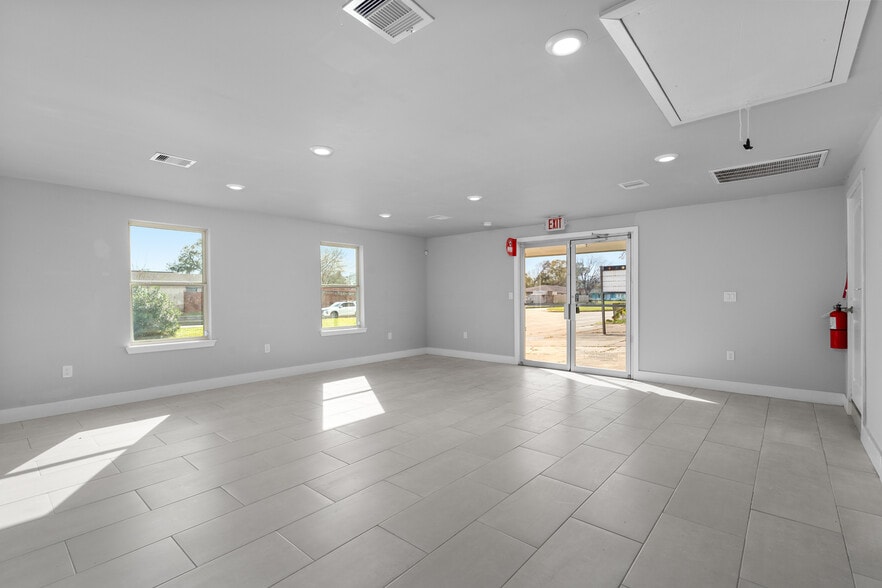 More Photos Of 15605 Woodforest Blvd, Channelview Office For Lease