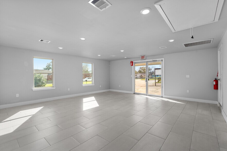 More Photos Of 15605 Woodforest Blvd, Channelview Office For Sale