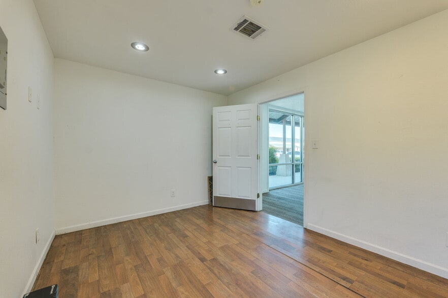 More Photos Of 2105 Ranch Road 620 S, Lakeway Storefront For Lease