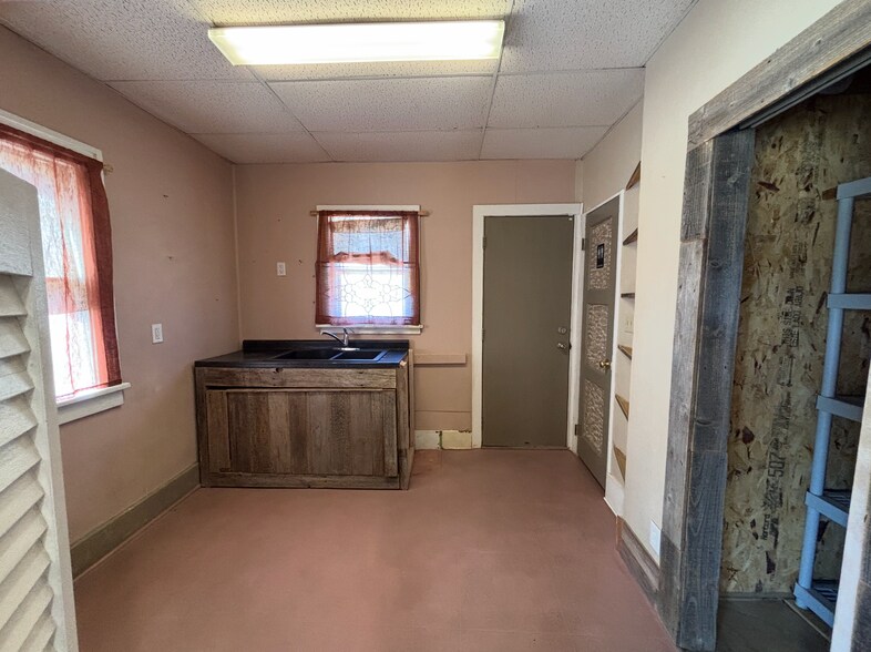 More Photos Of 1923 S Minnesota Ave, Sioux Falls General Retail For Lease