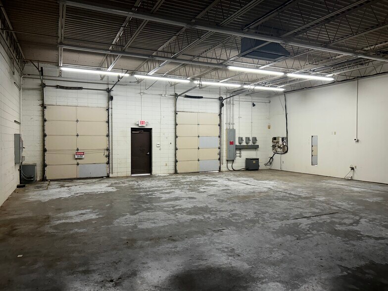 More Photos Of 180 Commerce Ctr, Greenville Warehouse For Lease