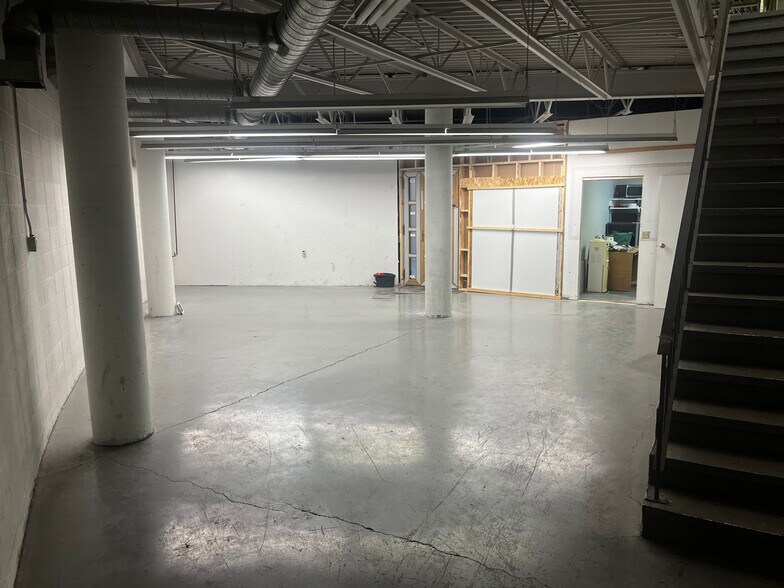 More Photos Of 17250 Stony Plain Rd, Edmonton Auto Dealership For Lease