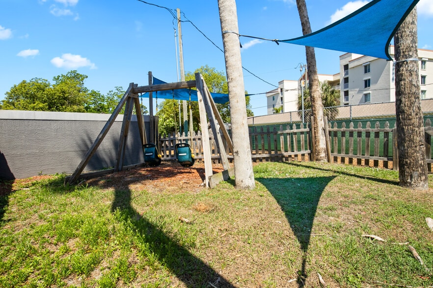More Photos Of 1535 N Cogswell St, Rockledge Warehouse For Lease
