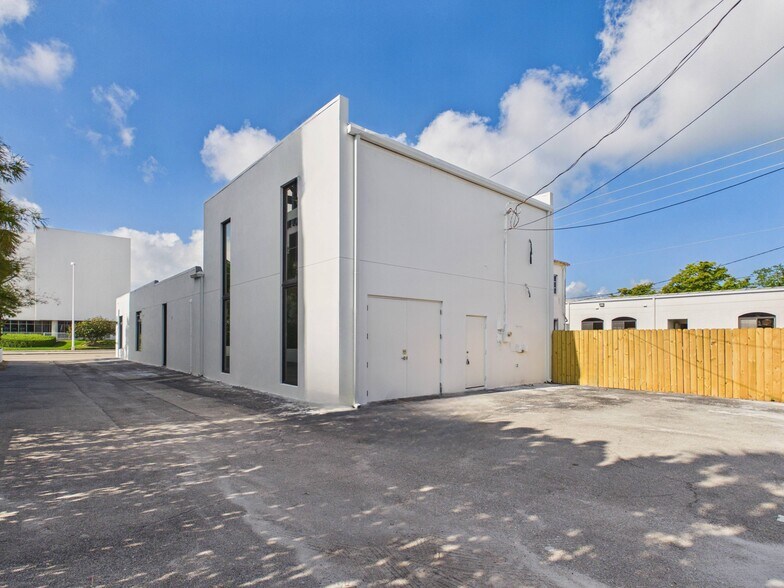 More Photos Of 1111 5th Ave S, Naples Freestanding For Sale