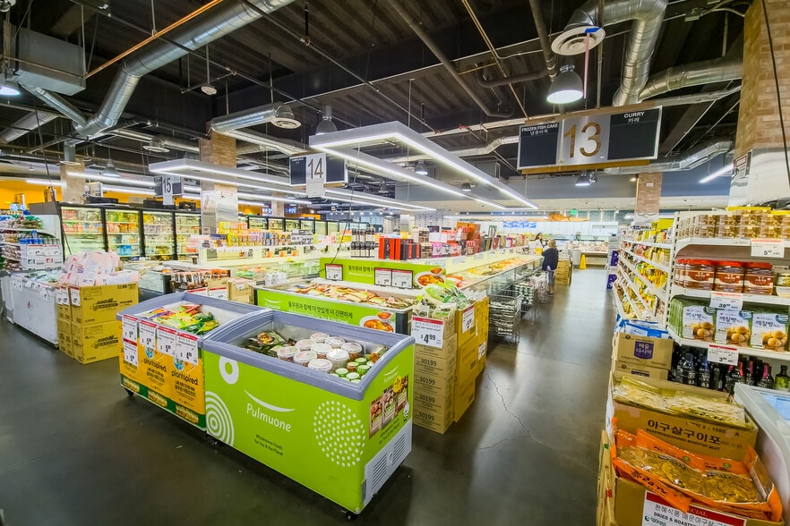 More Photos Of 450 S Western Ave, Los Angeles Freestanding For Lease