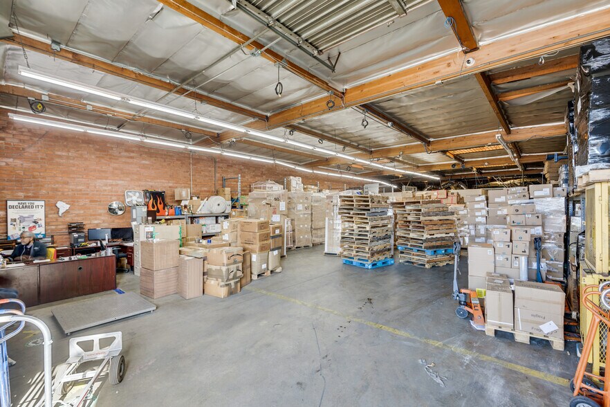 More Photos Of 950 E Pico Blvd, Los Angeles Warehouse For Lease