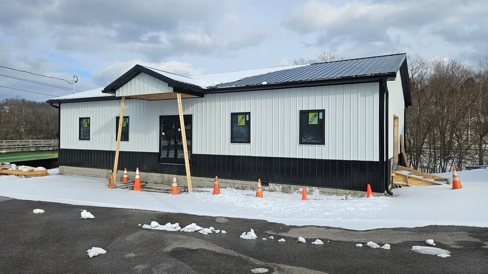 More Photos Of 6433, Barboursville Freestanding For Lease