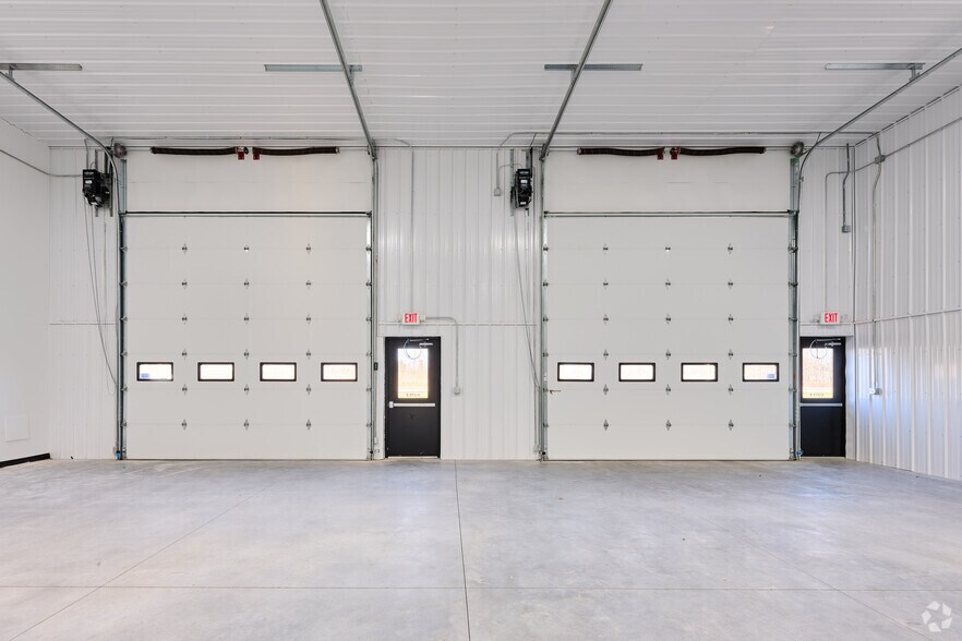 More Photos Of 10 Regency Oaks Blvd, Rochester Warehouse For Lease