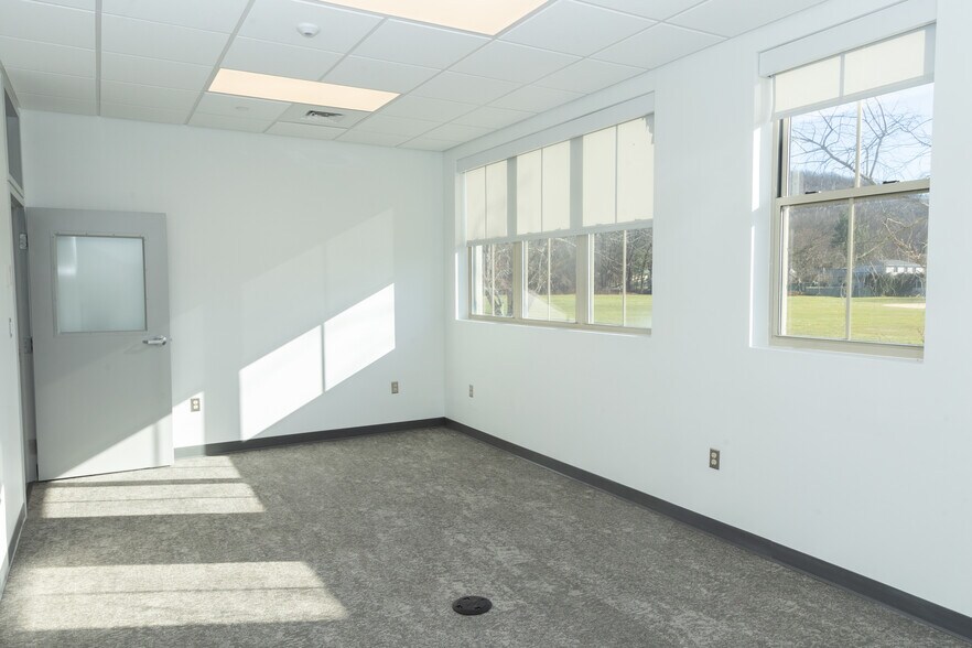 More Photos Of 4 Research Dr, Woodbridge Research And Development For Lease