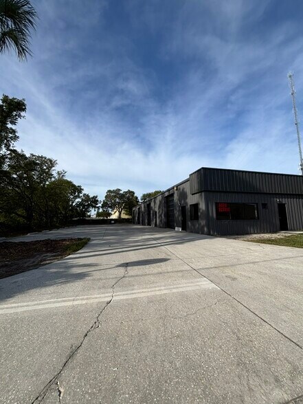 More Photos Of 230 W Marvin Ave, Longwood Warehouse For Lease