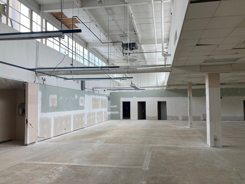 More Photos Of 1225-1265 Hartrey Ave, Evanston Light Manufacturing For Lease