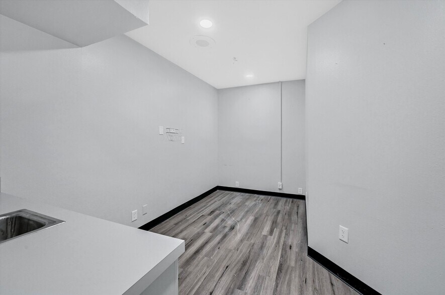 More Photos Of 815 Pecan Grove Rd E, Sherman Medical For Sale