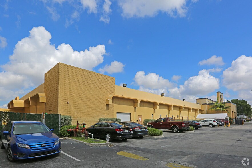 More Photos Of 1300 W 49th St, Hialeah Self Storage For Lease