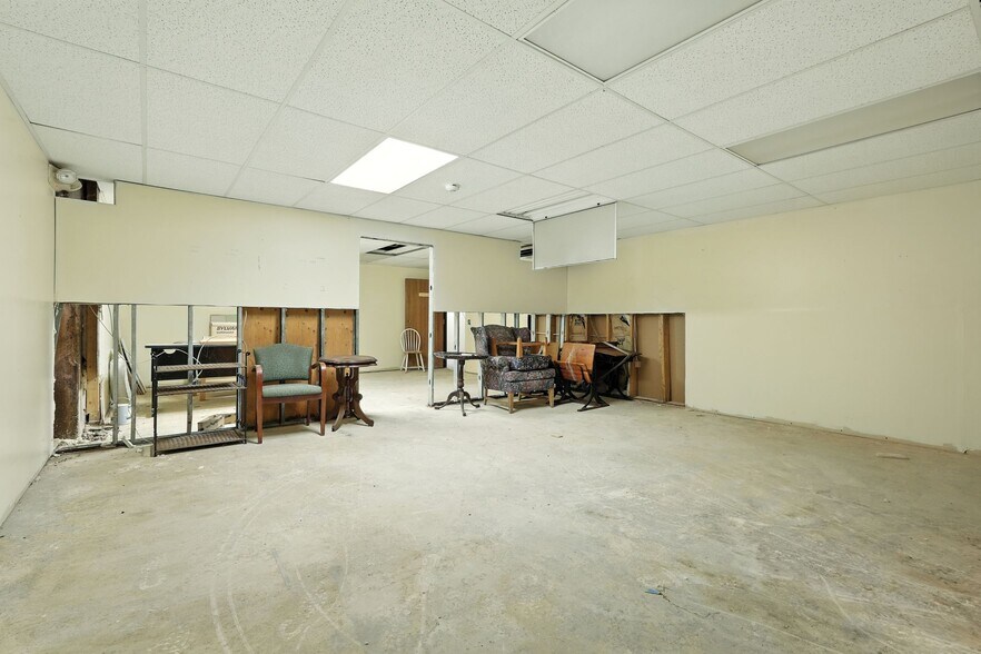 More Photos Of 185 West Ave, Ludlow Medical For Sale