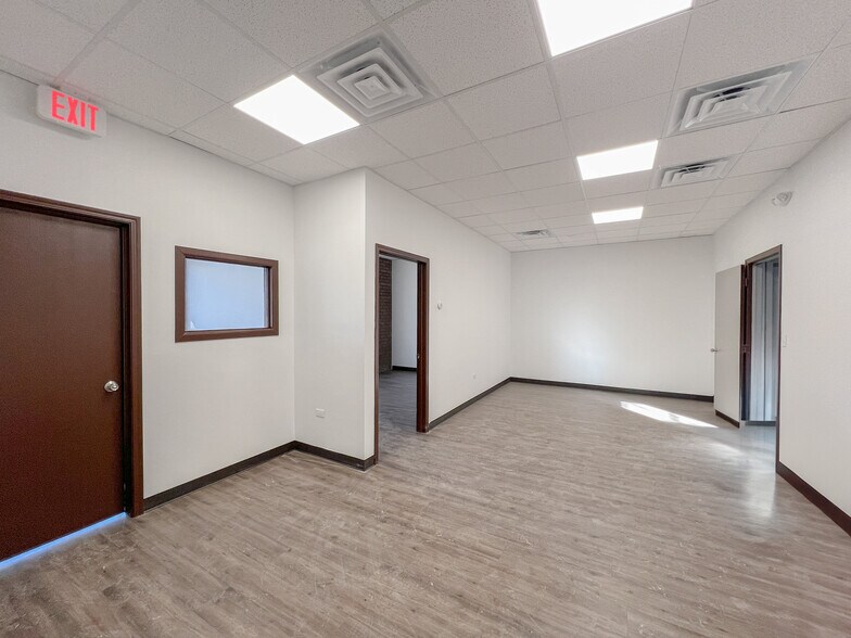 More Photos Of 1541-1543 Bourbon Pky, Streamwood Light Distribution For Lease