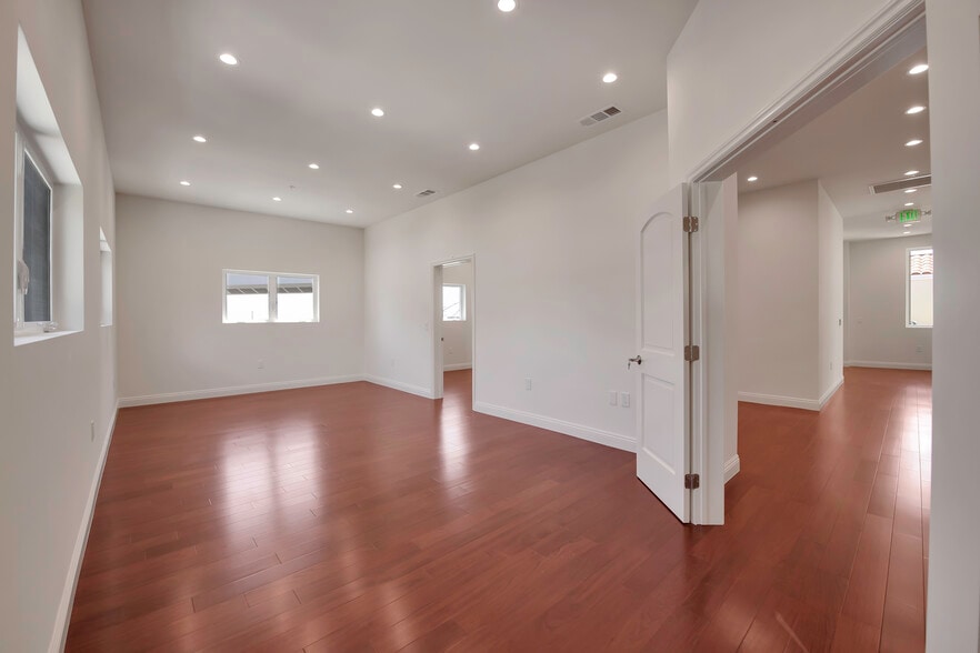 More Photos Of 1112 N Sherbourne Dr, West Hollywood Loft Creative Space For Lease