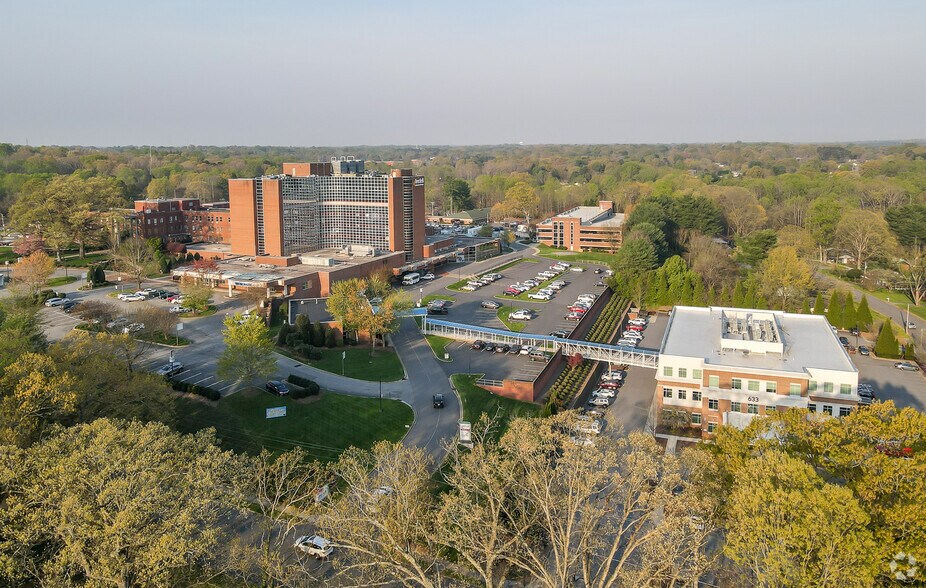More Photos Of 633 Brookdale Dr, Statesville Medical For Lease