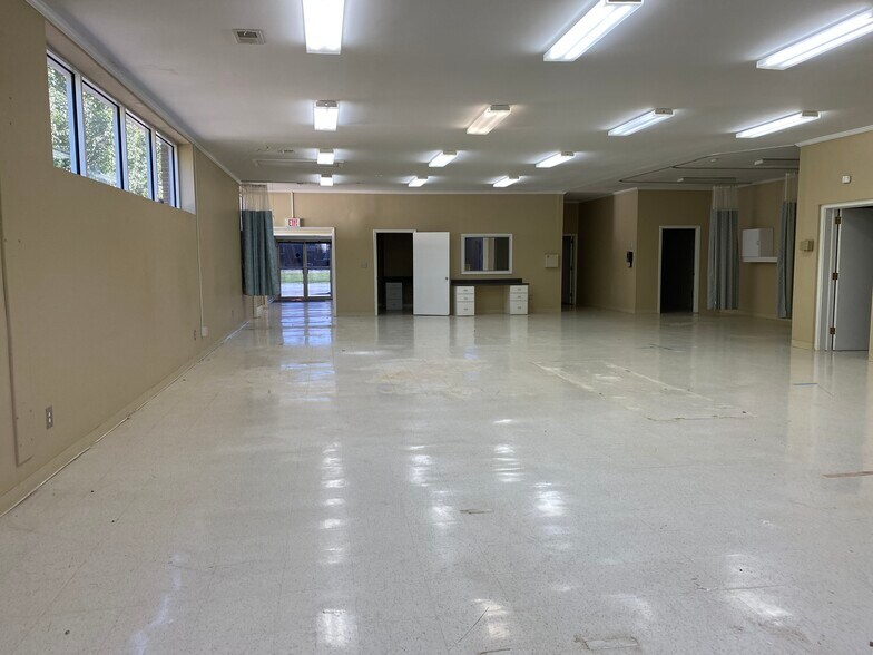 More Photos Of 110 N Cleveland St, Kershaw Office For Sale