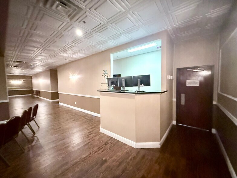 More Photos Of 101 W Glade Rd, Euless Unknown For Lease
