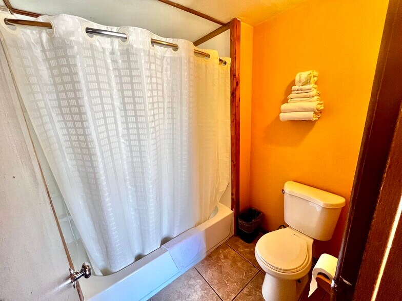 More Photos Of 215 N Broadway St, Post Hotel For Sale