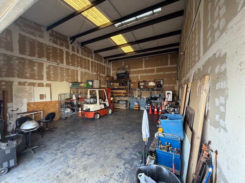 More Photos Of 5753-5755 W Barstow Ave, Fresno Warehouse For Lease
