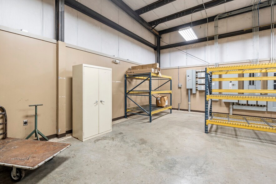 More Photos Of 275 Larcel Dr, Sikeston Flex For Lease