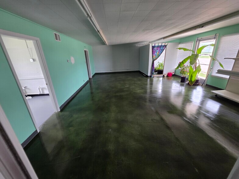 More Photos Of 402-412 S State Highway 5, Versailles General Retail For Sale