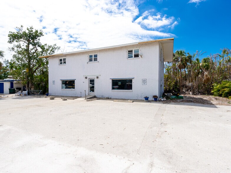 More Photos Of 905 Fitzhugh St, Sanibel Freestanding For Sale