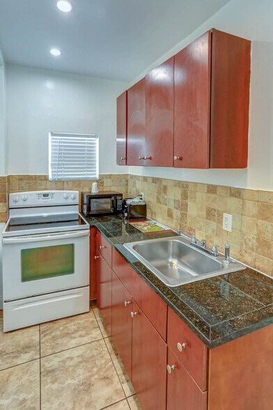 More Photos Of 1219 S Federal Hwy, Hollywood Hotel For Sale