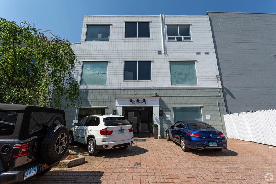 More Photos Of 80 Main St, New Canaan Storefront For Lease