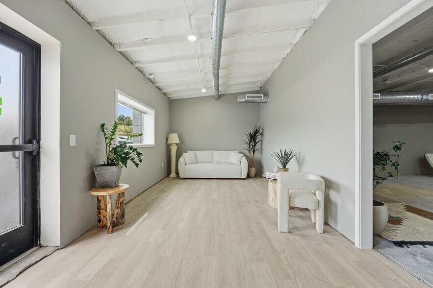 More Photos Of 104-108 W 31st St, Garden City Light Manufacturing For Sale