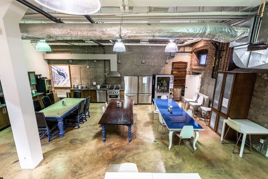 More Photos Of 1175-1183 Pl Du Frère-André, Montréal Office For Sale