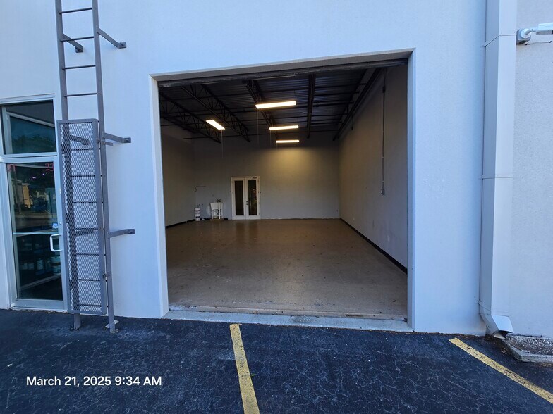 More Photos Of 7901 Kingspointe Pky, Orlando Showroom For Lease