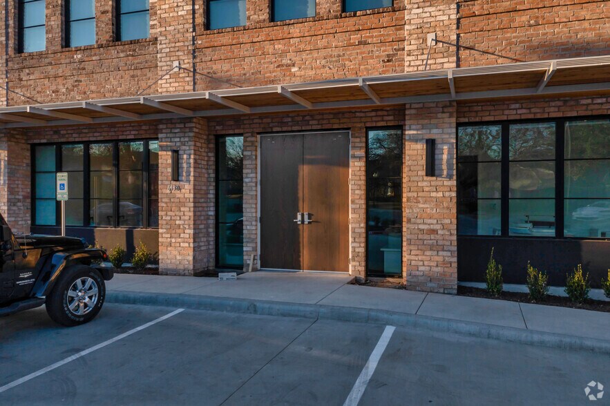 More Photos Of 6130 La Vista Dr, Dallas Office For Lease