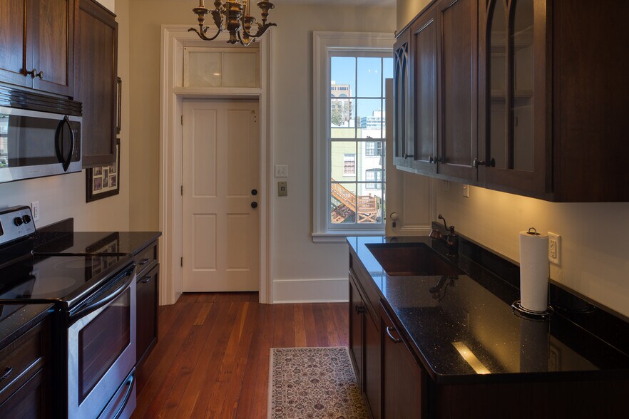 More Photos Of 14 E Taylor St, Savannah Specialty For Sale