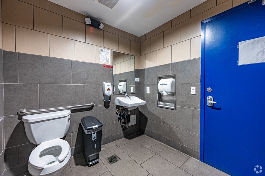 More Photos Of 1661 E Colorado Blvd, Pasadena Fast Food For Lease