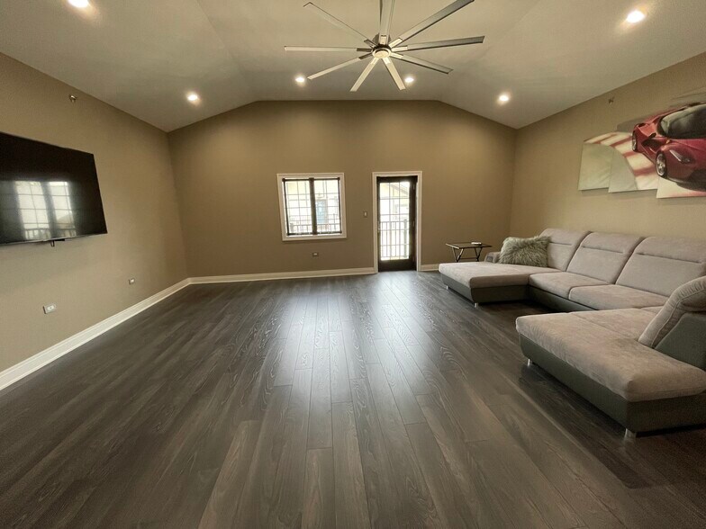 More Photos Of 2220 Ferry Rd, Naperville Showroom For Sale