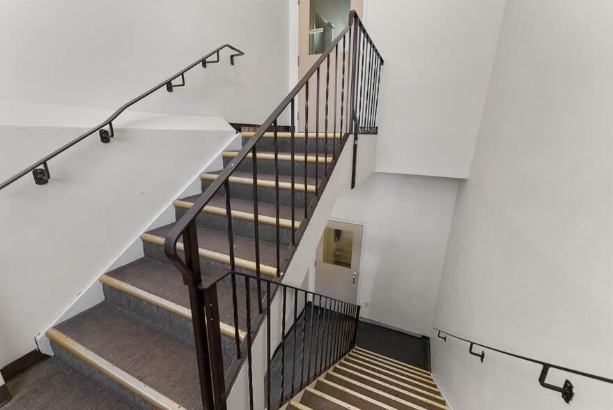 More Photos Of 29 Laren St, Wahnapitae Apartments For Sale