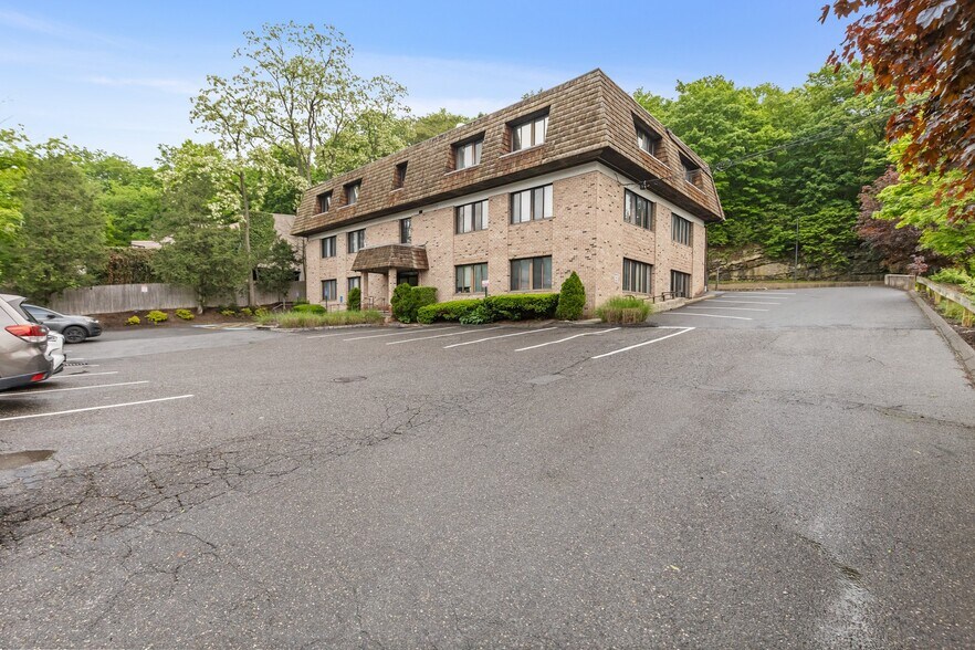 More Photos Of 7 Riversville Rd, Greenwich Medical For Lease