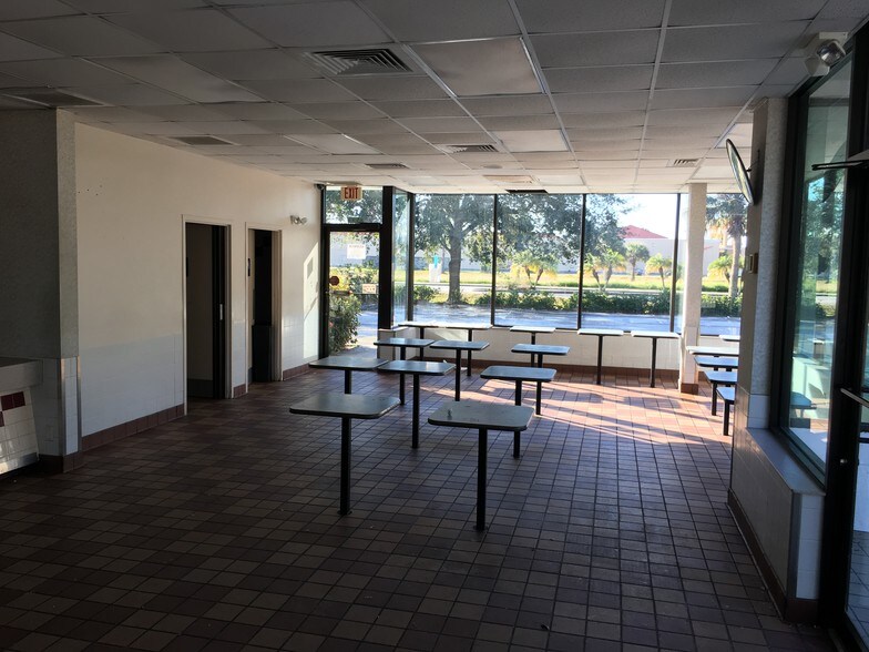 More Photos Of 1919 94th Ct, Vero Beach Freestanding For Sale