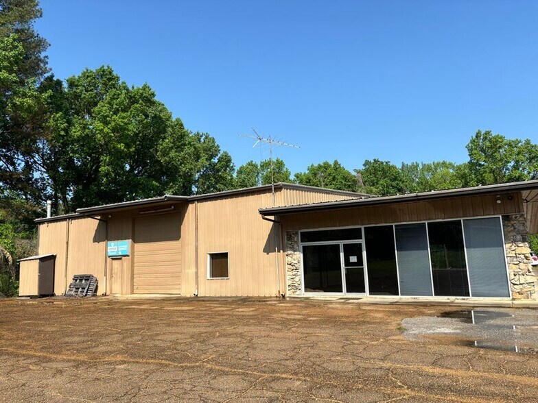More Photos Of 1114 W Bankhead St, New Albany Showroom For Sale