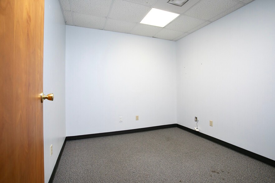 More Photos Of 415 Beckham Ave, Tyler Storefront For Sale